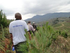 Pastor Shemndolwa auf dem Weg zum Wassertank mit Gästen aus Minden