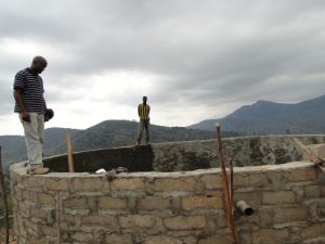 Bau des Wassertanks in Shume