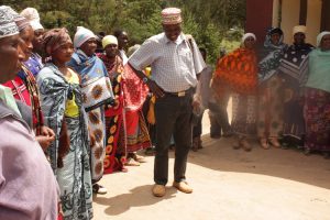 Frauen aus Shume und Ingenieur Mwanjela