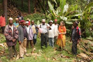 Ingenieur Mwanjela erläutert die Baumaßbahmen