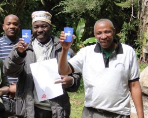 Ingenieur Mwanjela und Pastor Shemndolwa in Shume
