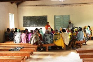 Dr. Achterberg-Boness bedankt sich bei Ingenieur Mwanjela